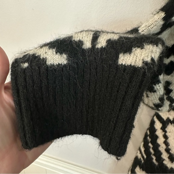 H&M Women’s Long Sleeve Black & Cream Crewneck Wool Blend Aztec Tunic Sz L GUC - Picture 4 of 7